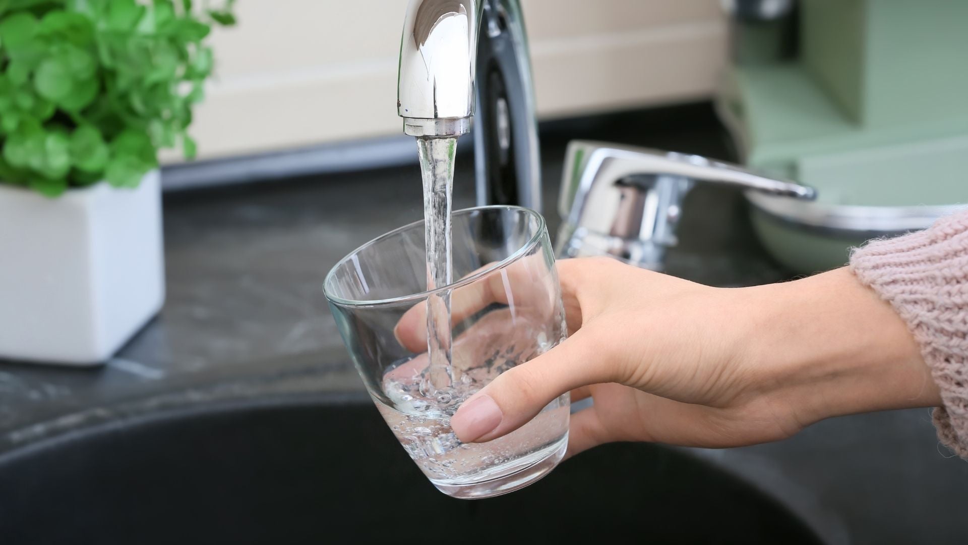Comprendre le débit de son eau avec un filtre sous évier